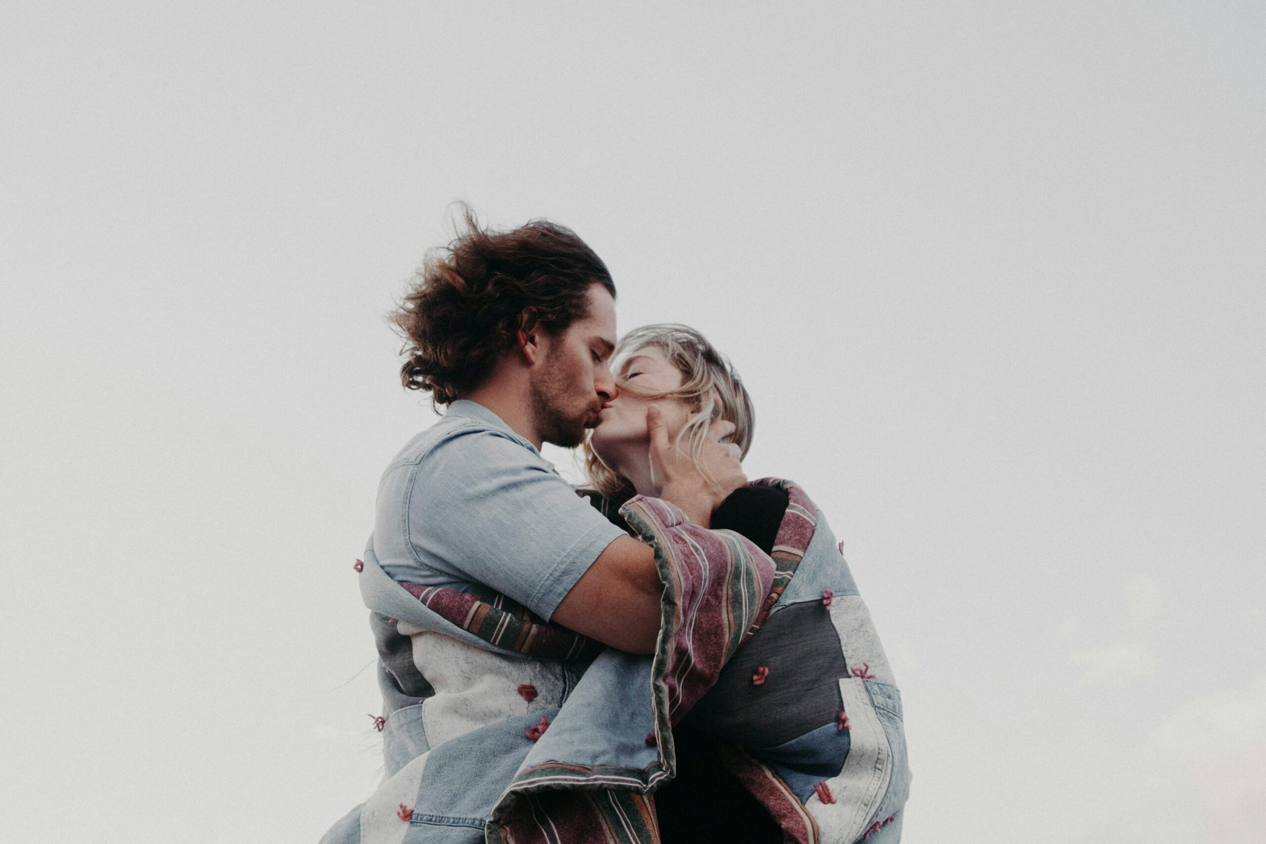 キスをしている男性と女性のローアングル写真