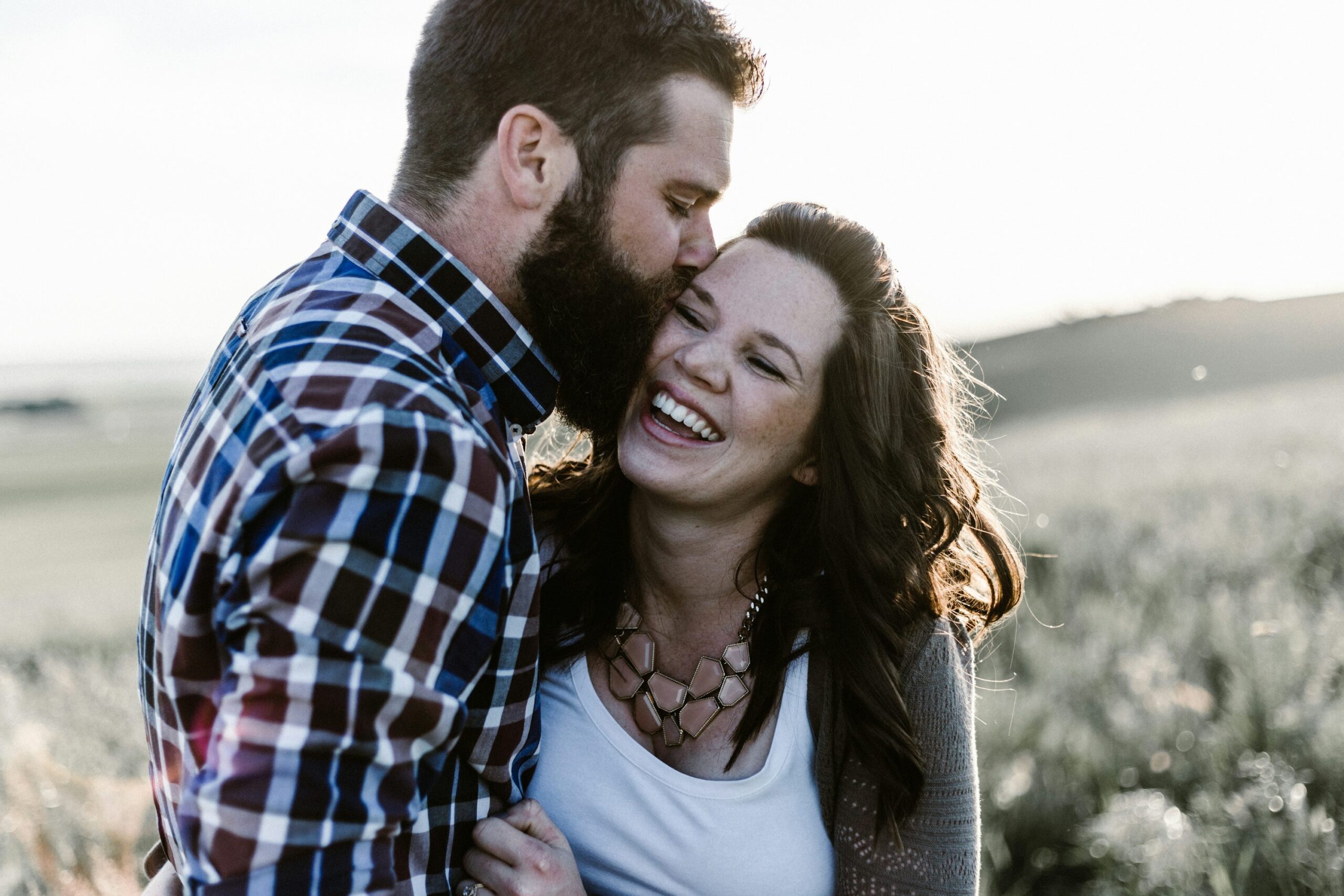 草むらで女性にキスする男