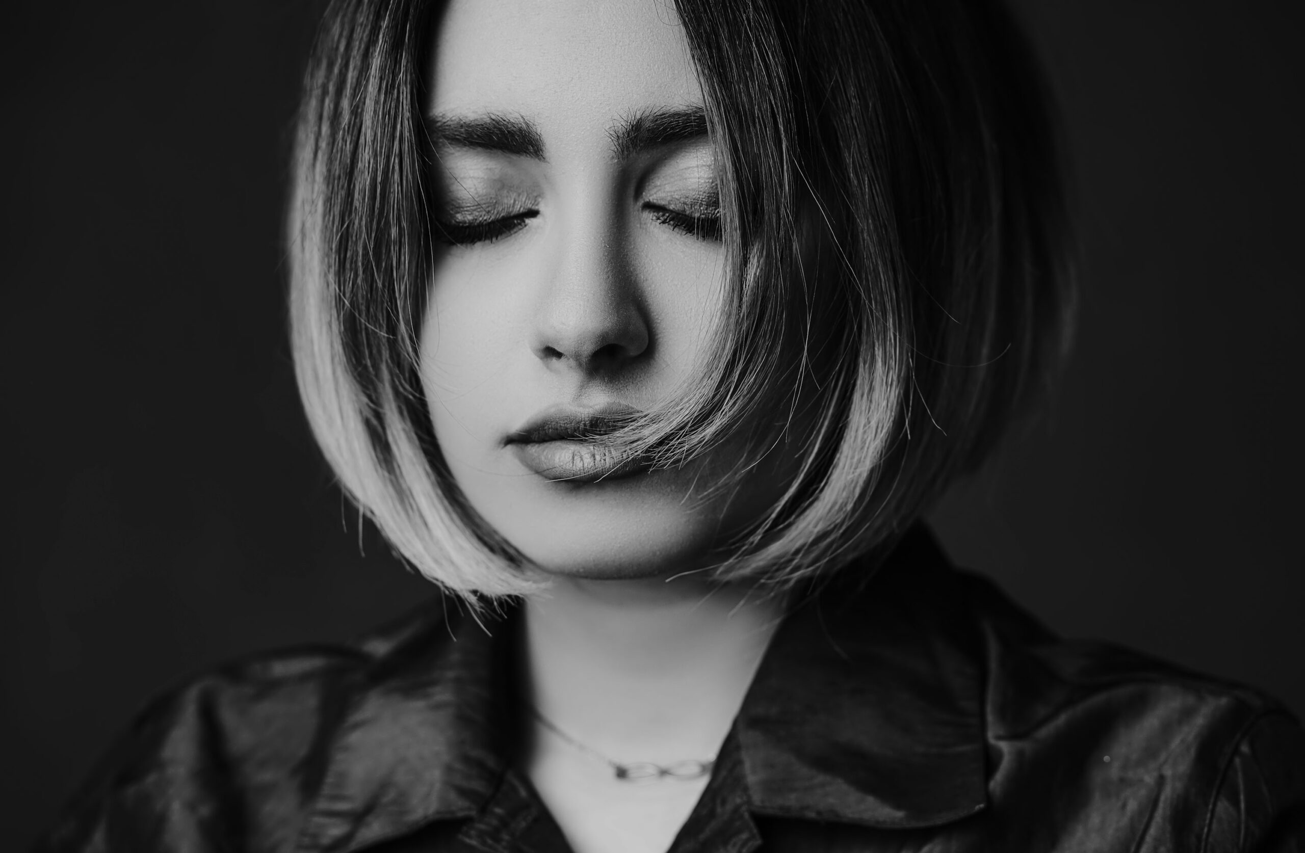 黒い襟付きシャツの女性