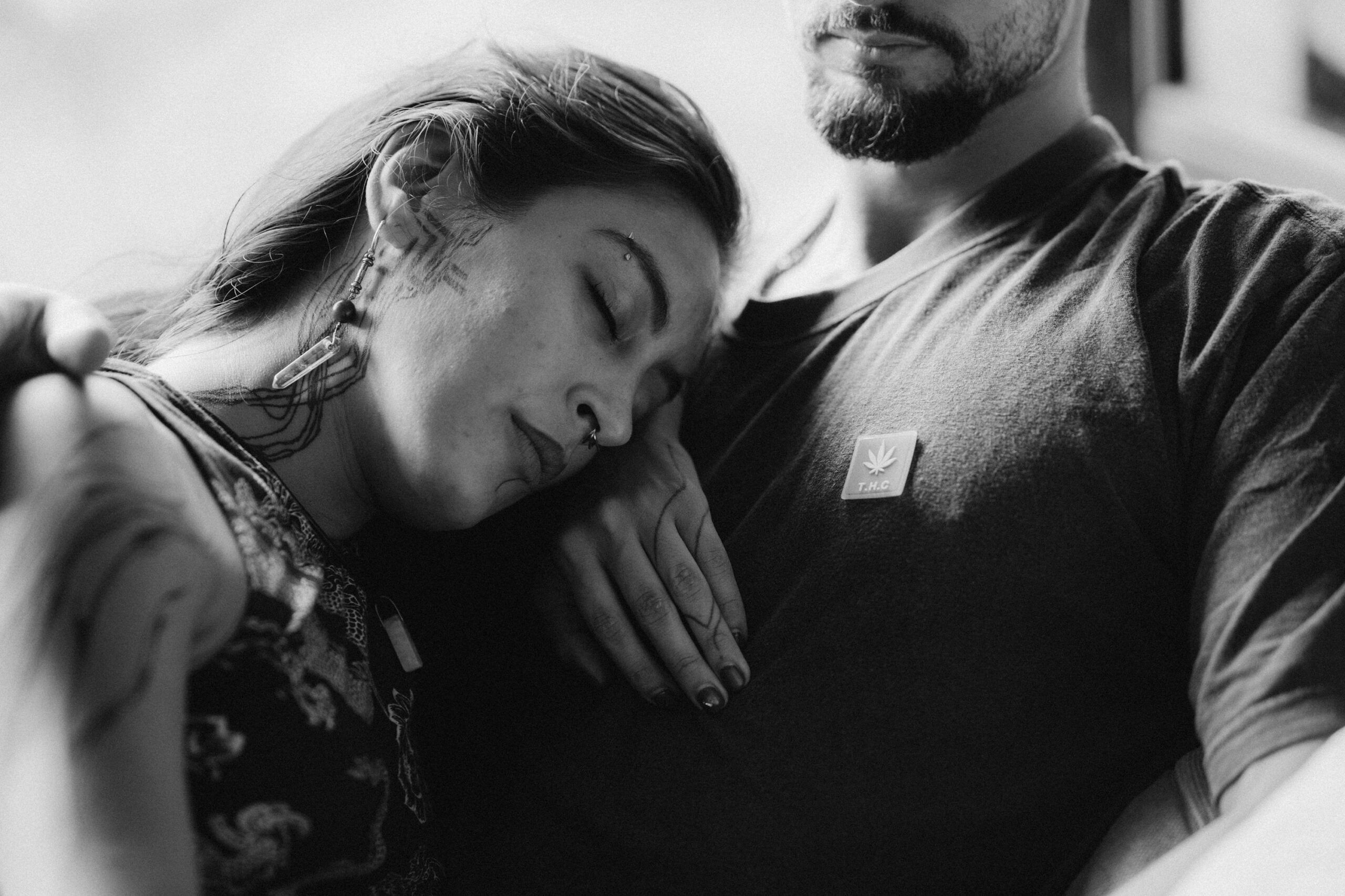 眠っている男女の白黒写真