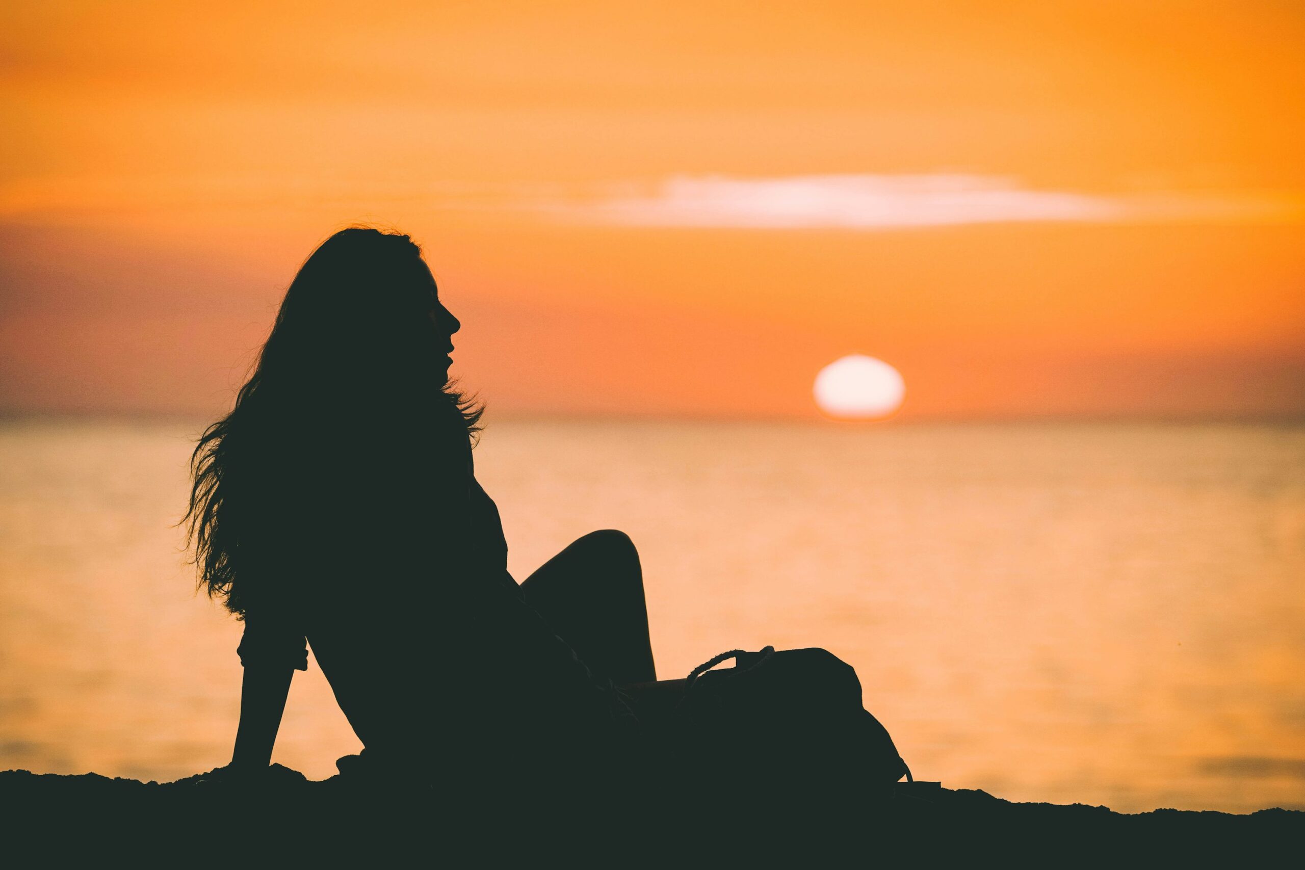 夕暮れ時の女性のシルエット写真
